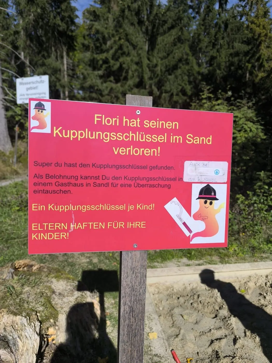 Schild: Flori hat seinen Kupplungsschlüssel im Sand verloren