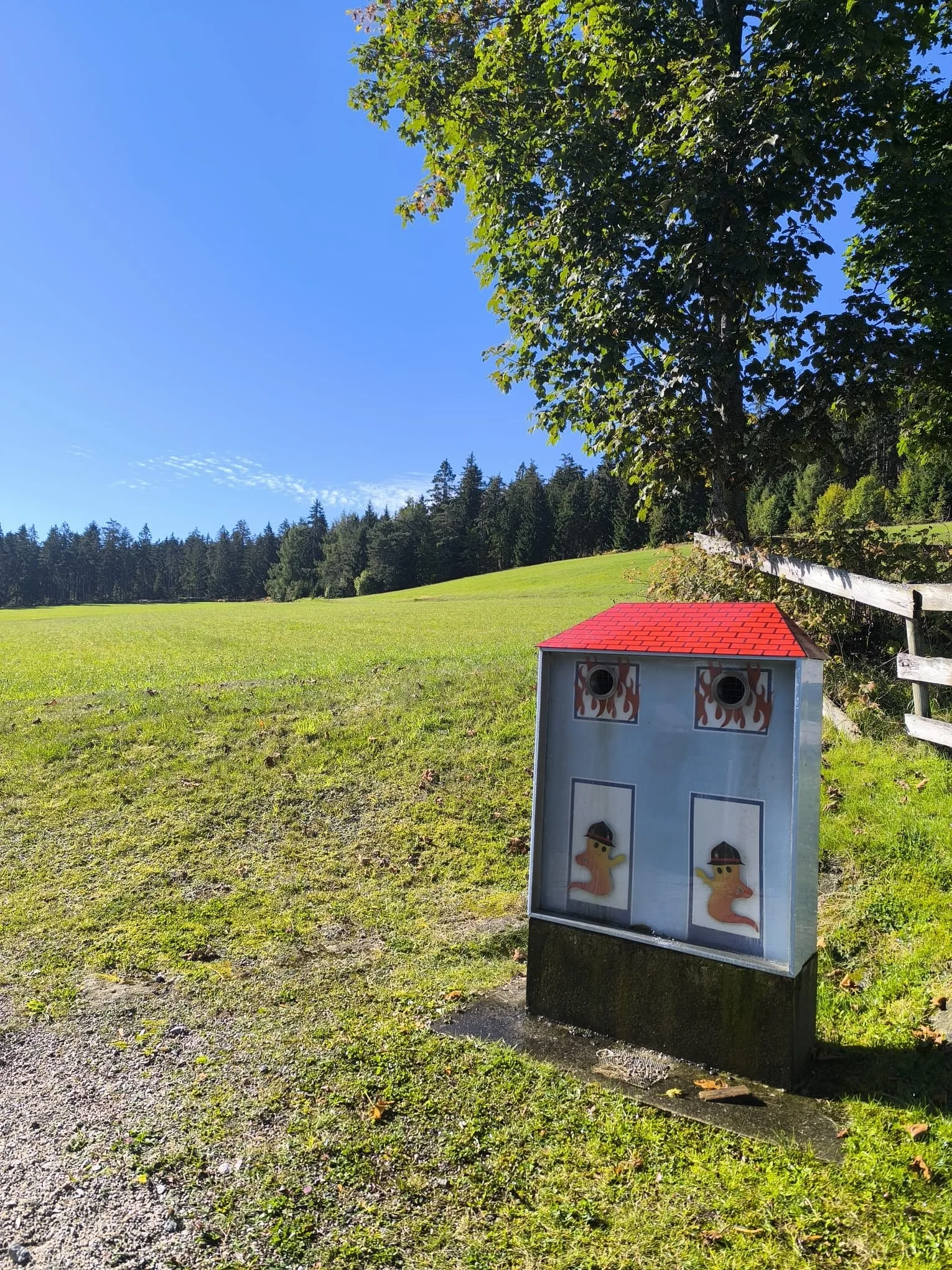 Das Zielspritz-Häuschen des Feuerwehr-Erlebniswegs auf der Wiese
