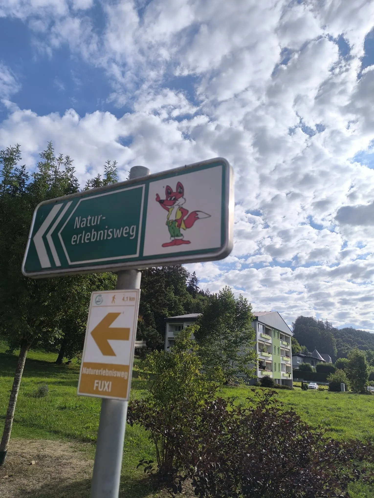 Wegweiser mit dem Fuchs Fuxi zeigt zum Naturerlebnisweg