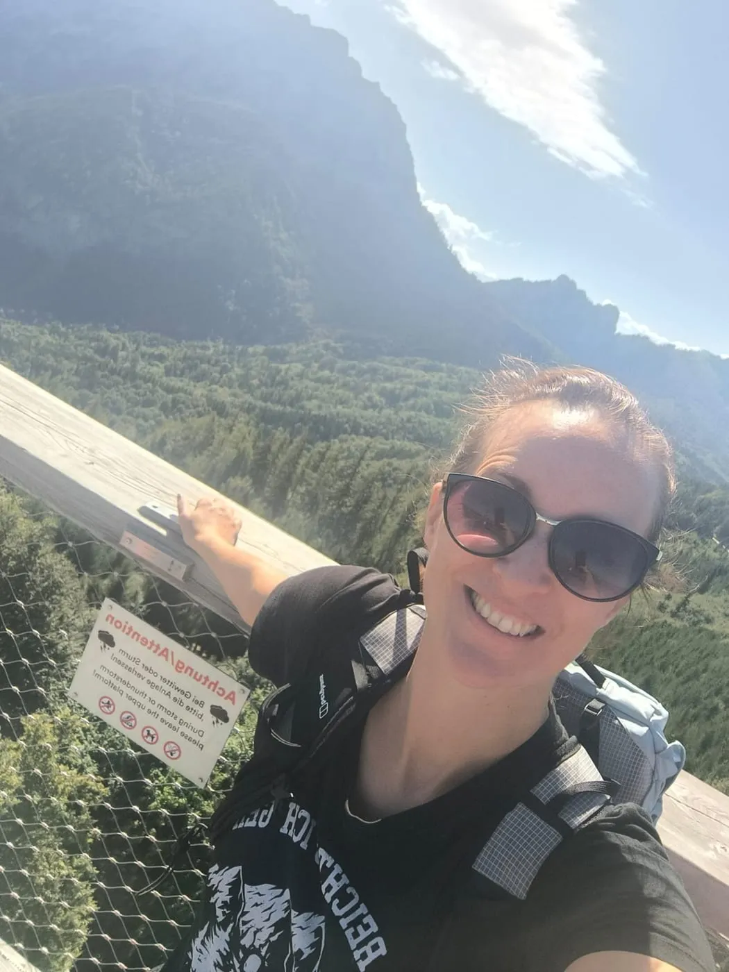 Jennifer auf der Aussichtsplattform, im Hintergrund der Traunstein