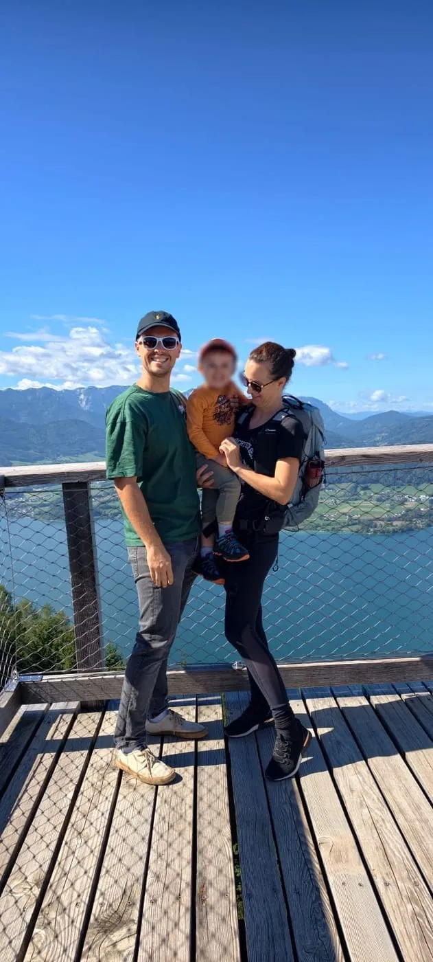 Jennifer mit Familie auf der obersten Plattform, dahinter der Traunsee