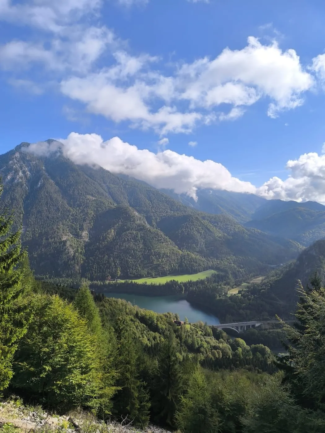 Blick über den Stausee im Tal