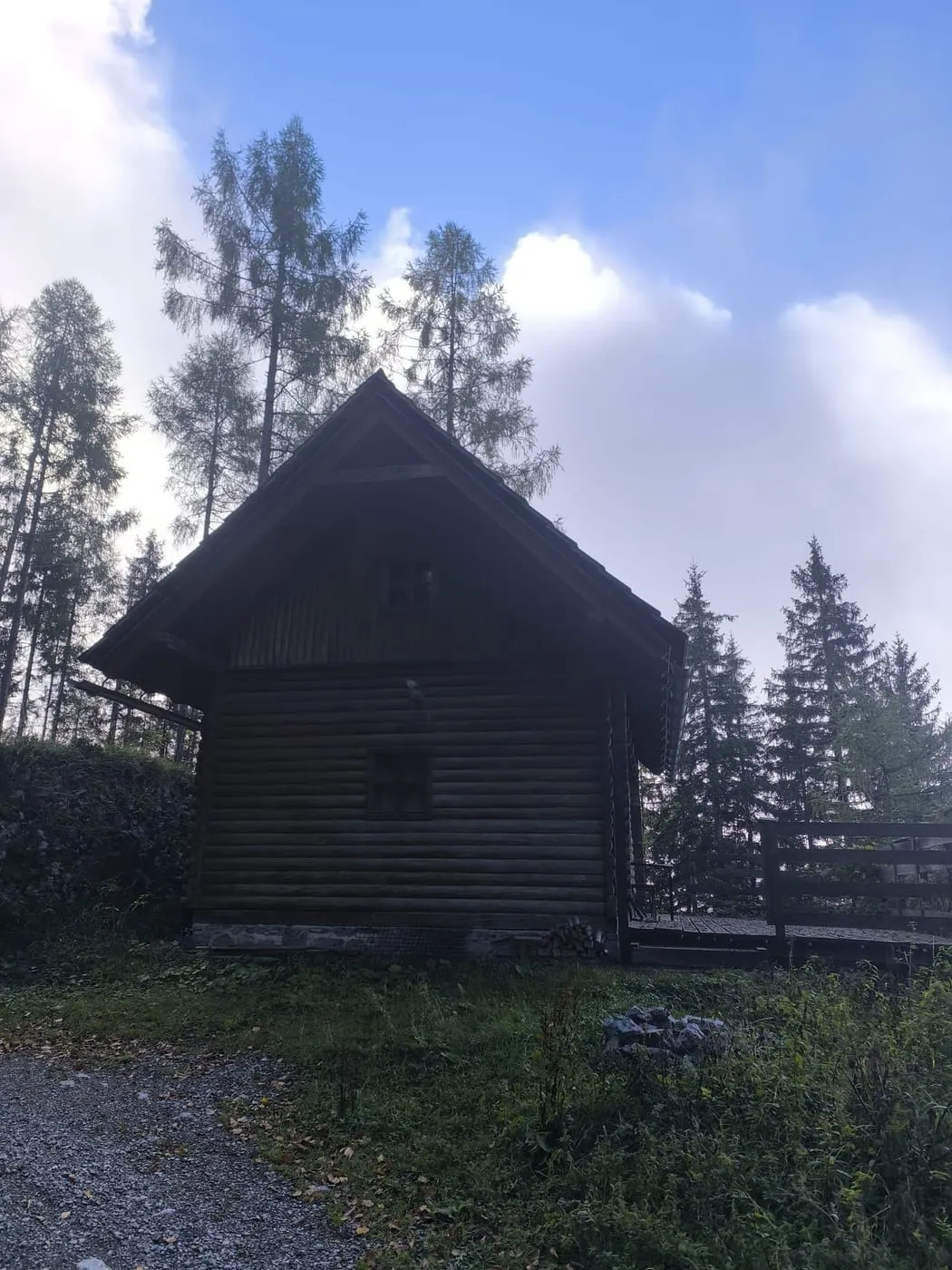 Alter Holzstadl am Weg
