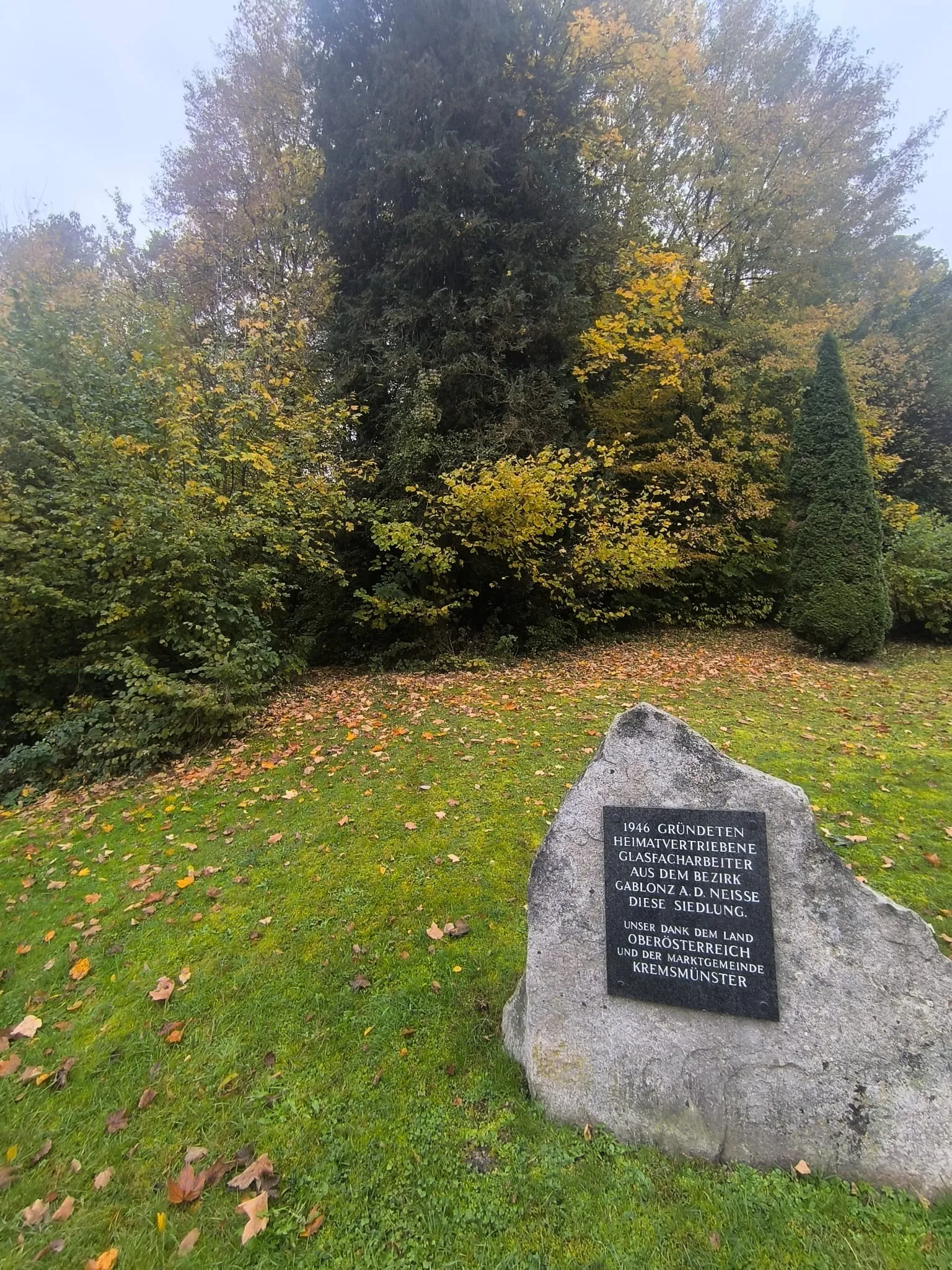 Der Gedenkstein an die Gablonzer Glasfacharbeiter auf der Wiese am Fuß des Kreuzbergs
